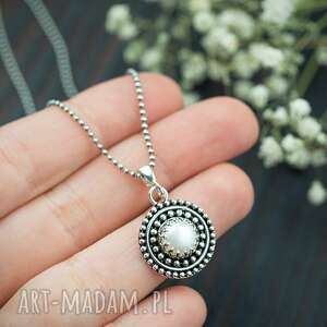 srebrny okrągły wisiorek z perłą i kuleczkami