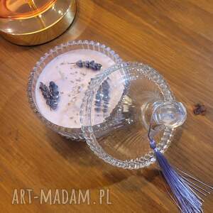 Prezent Piękna świeca sojowa z olejkiem lawendowym I suszona lawenda