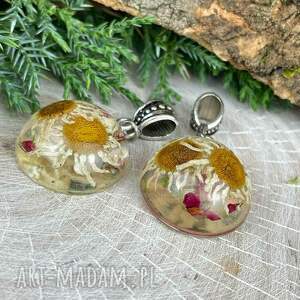 Wisiorek z suszonym rumiankiem z1681, kwiatami