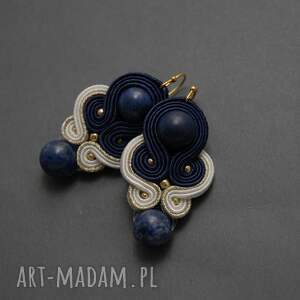 granatowo białe kolczyki sutasz z chryzokolą, sznurek, eleganckie