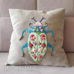 Poszewka z haftem chrząszcza w objęciach róży - poduszka