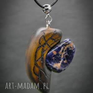 wisiorek - orzech i sodalit pirografia, minerał, naturalne drewno, biżuteria