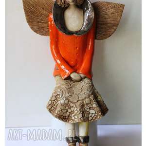 handmade ceramika anioł w pomarańczowym kubraczku