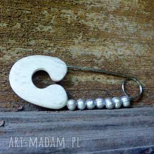 handmade broszki broszka agrafka z szarymi naturalnymi perłami