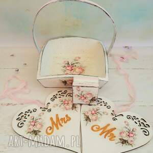 romantyczny, drewniany zestaw dekoracji ślubnych biały w różowe kwiaty stylu