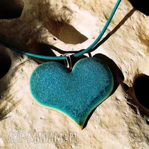 niebieski naszyjnik z sercem ceramicznym na rzemieniu wisiorek w kształcie serca