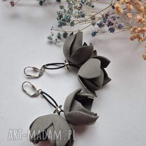 Kolczyki kwiaty leciutkie wyglądają bardzo strojnie i świetnie się