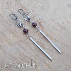 długie kolczyki z granatami biżuteria ze stali chainmaille