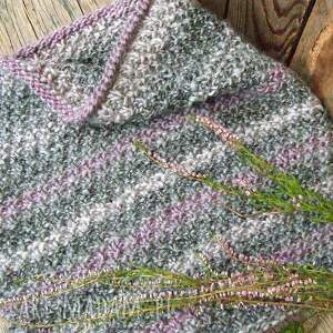 szary, ciepły komin dodatkiem delikatnego różu ciepłe dodatki na zimę