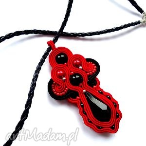 wisior sutasz na rzemyku w czerni i czerwieni, soutache, carmen, koraliki