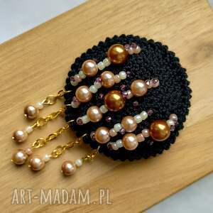 Czarna broszka szydełkowa z perełkami - elegancki dodatek handmade