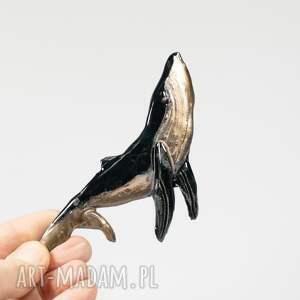 handmade ceramika magnes z wielorybem, waleniem - czarno złoty