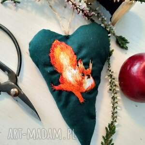 wyjątkowe prezenty, zawieszka ozdobna z haftem wiewiórka ozdoba