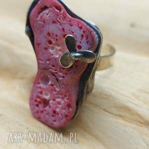 pierścionek z koralem biżuteria natury, metaloplastyka niej