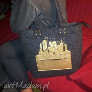 ciemna filcowa torebka ze złotym haftem miasta, torba, aplikacja, format