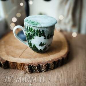 kubek śnieżny las z zaparzaczem do herbaty niego, kawy