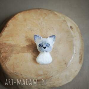 Błękitnooki kot, broszka filcowana