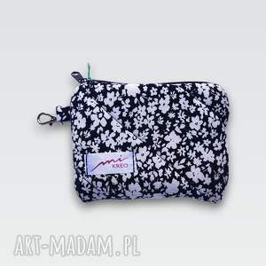 Pikowany portfelik w kwiaty z karabińczykiem - etui na karty