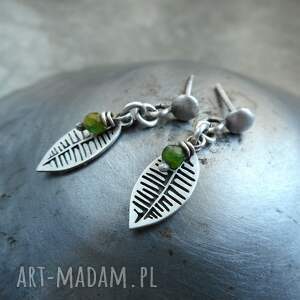 Listki z turmalinem, niewielkie kolczyki, na sztyftach srebro, srebrne, turmalin