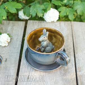 ręczne wykonanie ceramika filiżanka z figurką królika /miodowy beż/ ok
