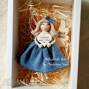 Prezent Aniołek w jeansowej spódniczce Anioł Stróż Zawieszka