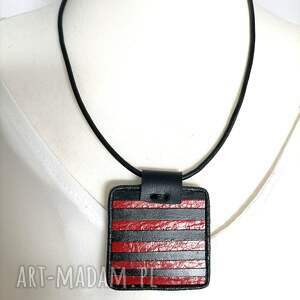 Zawieszka w czarno czerwone paski z naturalnej skóry