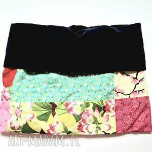 komin uszyty z tkaniny w orientalnym stylu ulica japońskiej wiśni