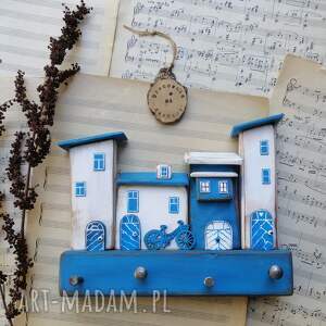 wieszak z domkami w odcieniach niebieskobiałym klucze prezent
