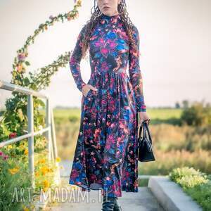 Rozkloszowana sukienka z golfem, efektowna, elegancka