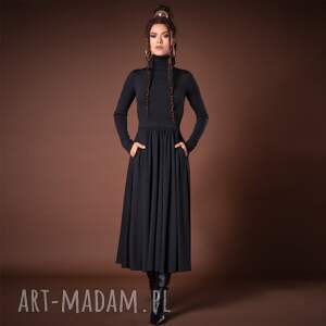 Rozkloszowana sukienka z golfem, efektowna, elegancka