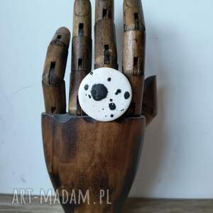 pierścionek okrągły nakrapiany, ceramika