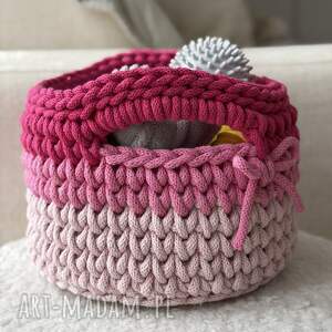 Koszyk robiony ręcznie w odcieniach koloru różowego