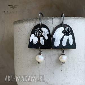 Kolczyki White dzu, słodkowodne perły, emalia, srebrne bigle