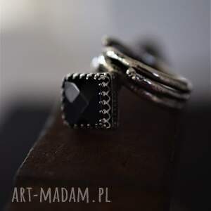 pierścień z onyksem srebrny pierścionek, srebro oksydowane, nieregularna