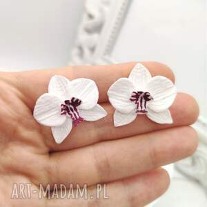 kolczyki sztyfty z miniaturowymi białymi storczykami, delikatne kwiaty