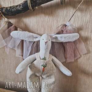 Mała przytulanka w pudełeczku pamiątka, prezent na chrzest