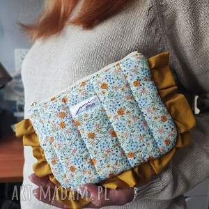 kwiatowa z falbanką, pikowana kosmetyczka, saszetka