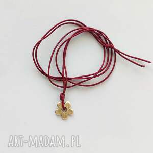 Wisiorek kwiat z mosiądzu na sznurku handmade