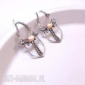 srebrne kolczyki z różową perłą eleganckie motywem miecza biżuteria