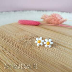 kolczyki sztyfty małe kwiatki z koralików białe stokrotki