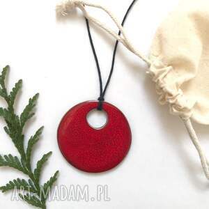 wisior w czerwieni, prezent dla babci biżuteria z gliny, artystyczna