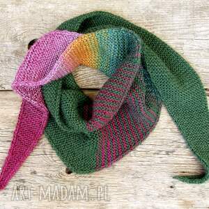 pomysł na świąteczny upominek Wełniany szalik - trójkątny szaliczek