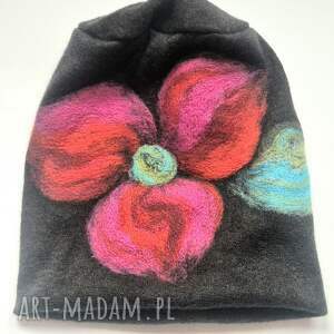 czapka wełniana filcowana zimowa czarna handmade w kwiaty na podszewce - rozmiar