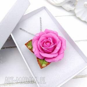 wisior z różową różą, krople rosy, ręcznie robiony, glina