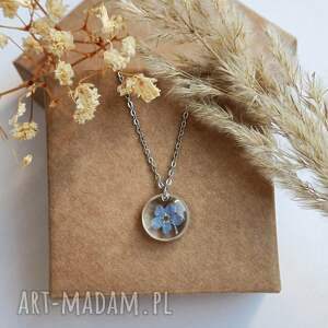 wisiorek z niezapominajką kolor srebrny naszyjnik kwiaty, biżuteria żywicy