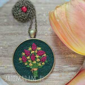 Naszyjnik bukiet oczarowanie z koralem na ciemnozielonym tle, haft haftowane, biżuteria kwiatowa, kwiatów