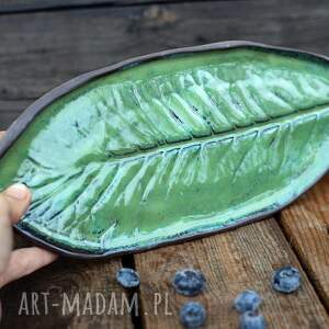duży talerz ceramiczny w kształcie zielonego liścia, zielona patera