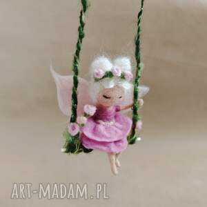 Różana na huśtawce - filcowana figurka wróżka