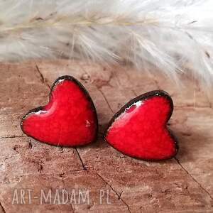 ceramiczne kolczyki serduszka sztyfty czerwone serca wkrętki romantyczny prezent