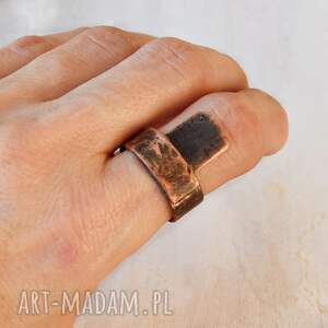pierścionek z kutej, oksydowanej miedzi /48/ biżuteria miedziana